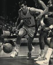 1991 Press Photo Bucks forward Frank Brickowski drives ball at Bradley Center picture