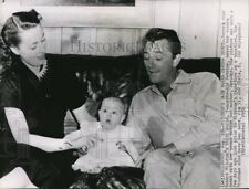 1952 Wirephoto Robert Mitchum with wife Dorothy and Petrine - orw02780 6.75X9 picture