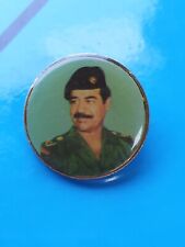 Pin button SADDAM HUSSEIN Iraq president military badge politics Islam Muslim picture