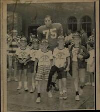 1968 Press Photo Detroit Lions football player John Gordy and fans at camp picture