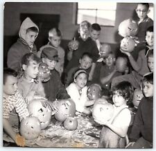 1950s HALLOWEEN CHILDREN JACK-O-LANTERNS PUMPKIN CARVING PHOTO KENOSHA  Z3716 picture