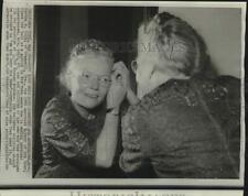 1966 Press Photo Bertha Holt, 1966 American Mother of the Year fixes hair picture