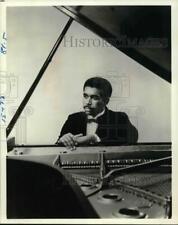 1981 Press Photo Pianist Leon Bates - hcp22339 picture