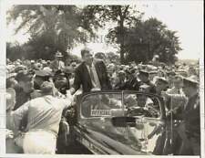 1940 Press Photo Wendell Willkie shakes hands with crowd after conference, Iowa picture
