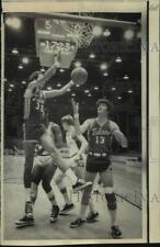 1972 Press Photo Tulane basketball player Mike Evans #32 grabs rebound in game picture
