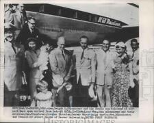1952 Press Photo Gen.Dwight Eisenhower and family welcomed at Detroit Airport picture
