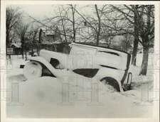 1943 Press Photo A car skidded into a ditch during heavy snowfall in Wisconsin picture