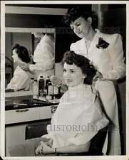 1943 Press Photo Central Airlines Student Hostess Linda Britt has hair styled picture