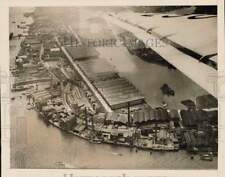 1940 Press Photo Aerial view of the dock area in London, England - nei20438 picture