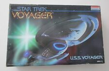 Monogram STAR TREK USS Voyager Ship Plastic Model Kit 3604 Opened picture