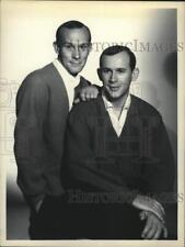 1965 Press Photo Tom & Dick Smothers (Smothers Brothers), Musicians & Comedians picture