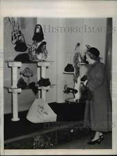 1948 Press Photo Phyllis Vohland takes a moment to window shop. picture