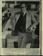 1975 Press Photo John Dean walks swiftly across tarmac at Los Angeles Airport. picture