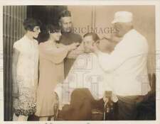 1926 Press Photo Clarence Cross getting a new hairstyle on way to prison picture