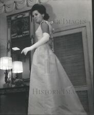 1964 Press Photo Chicago Anne Adams skirted gown pink silk Ball Elizabeth Renta picture