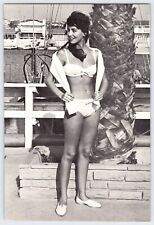 1962 SEXY YOUNG WOMAN BIKINI BOAT DOCK 6