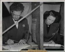 1950 Press Photo Gov & Mrs Frank Lausche voting - cvb10495 picture