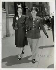 1943 Press Photo Lt. and Mrs. Henry Howard in New York Easter Parade - neny28604 picture