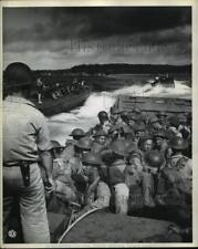 1944 Press Photo British Empire troops aboard US landing craft in Pacific waters picture