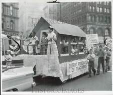 1957 Press Photo Detroit Federation of Teachers in their Labor Day parade float picture