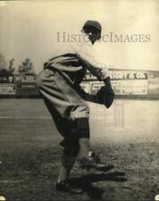1931 Press Photo Charlie Cronin, Albany Senators player throws baseball picture