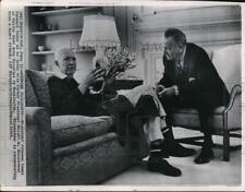 1968 Press Photo President Johnson & Dwight Eisenhower meet at a hospital in DC picture