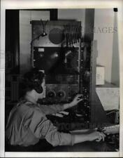 1942 Press Photo Maureen Miller, WAC in training with a radio set picture