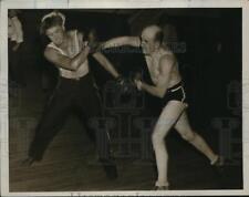 1933 Press Photo Two men face off in a boxing match at a gym - net29355 picture