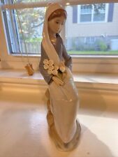 Lladro 4972 GIRL WITH LILIES SITTING Glossy RETIRED picture