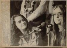1970 Press Photo Kate Millet listens to Gloria Steinem at Press Conference in NY picture