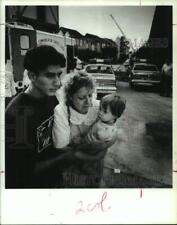1989 Press Photo Sheffield Square Apartments Tenants Reunited From Fire, Houston picture