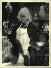 1986 Press Photo WXXA station manager David Low dressed in drag for fundraiser picture