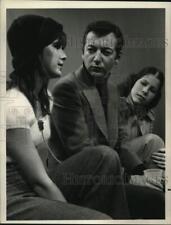 1972 Press Photo Bobby Darin talks with girls on 