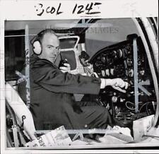 1959 Press Photo Flyer Peter Gluckman aboard plane at airport in San Francisco picture