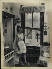 1970 Press Photo Ida Parker Showing Broken Home Kitchen Window Frame - sia34855 picture