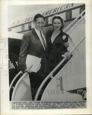 1954 Press Photo Linda Darnell, Philip Liebmann board plane for honeymoon; NY picture