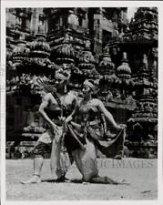 1979 Press Photo Javanese dancers perform at Borobudur temple, Indonesia picture