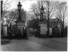 Suffragette pickets at the White Houses,January 1917,women,Suffrage,flags picture