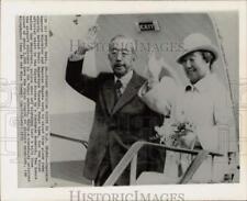 1975 Press Photo Emperor Hirohito and Empress Nagako wave at Tokyo airport picture