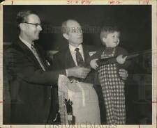 1970 Press Photo Oscar Nelson, Congressman Jack Brooks & son have fun at event picture