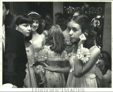 1980 Press Photo Hostesses Donna Mannina and Stephanie Riegel at a Party picture