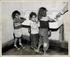 1954 Press Photo Children from migrant farm worker family washing hands in FL picture