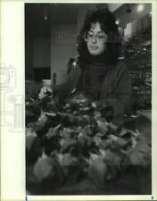 1989 Press Photo Sara Rodriguez arranges roses at Houston flower shop picture