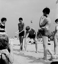VTG 1950s MEDIUM FORMAT NEGATIVE BEACH SCENE BRUNETTE GUYS HORSING AROUND M83-2 picture