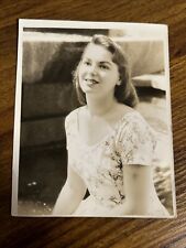 1960s B&W Vintage Photo Pretty Young Lady by Fountain Portrait W1 picture