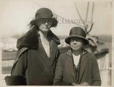 1923 Press Photo Edna Perkins and Charlotte Jordan aboard ship in New York picture