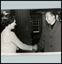 1979 QUEEN ELIZABETH II & CHINA HUA GUOFENG KEYSTONE PORTRAIT ORIG Photo RA15 1 picture