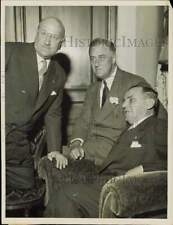 1932 Press Photo Governor Franklin D. Roosevelt confers with Illinois leaders picture