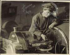 1915 Press Photo General Rosalie G. Jones adjusting a car engine - kfx58822 picture