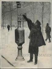 1938 Press Photo Philadelphia traffic cop cleaning a traffic sign free from snow picture